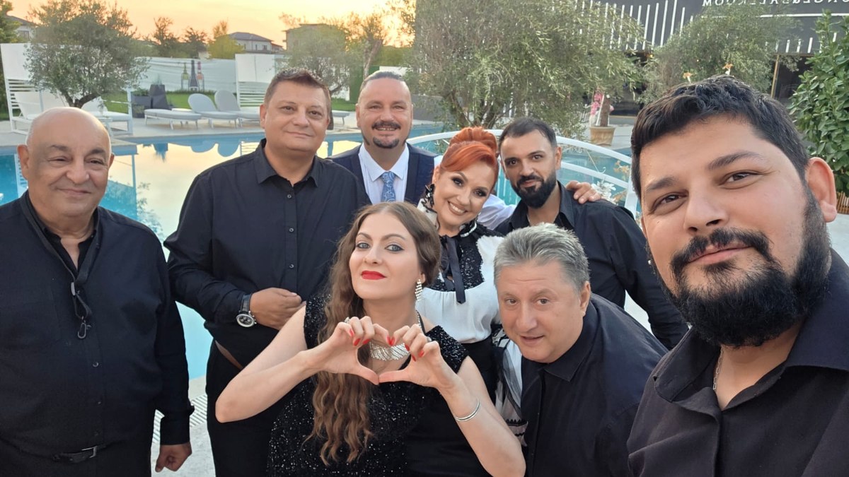 Membrii Lucian Band într-o fotografie de grup în aer liber.
