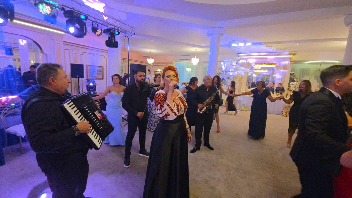 Solista Lucian Band, alături de instrumentiști și invitații prinși în horă.